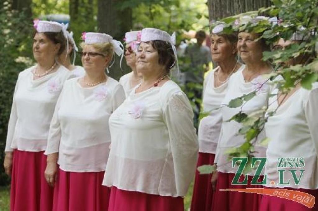 Svētki, kas norit ar devīzi «Jelgavas novads stabilai nākotnei!», sestdien Elejas muižas parkā laikmetu straujajā skrējienā ievijuši seno leģendu elpu, bet svelmē sakarsušos veldzē ar grāfienes Dagmāras mīlas dzērienu.
Jau pie ieejas...