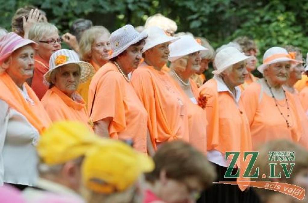 Svētki, kas norit ar devīzi «Jelgavas novads stabilai nākotnei!», sestdien Elejas muižas parkā laikmetu straujajā skrējienā ievijuši seno leģendu elpu, bet svelmē sakarsušos veldzē ar grāfienes Dagmāras mīlas dzērienu.
Jau pie ieejas...