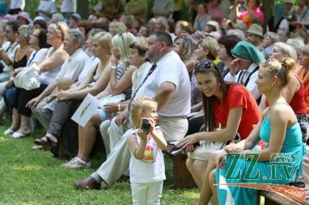 Svētki, kas norit ar devīzi «Jelgavas novads stabilai nākotnei!», sestdien Elejas muižas parkā laikmetu straujajā skrējienā ievijuši seno leģendu elpu, bet svelmē sakarsušos veldzē ar grāfienes Dagmāras mīlas dzērienu.
Jau pie ieejas...