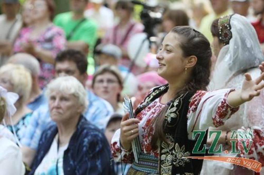 Svētki, kas norit ar devīzi «Jelgavas novads stabilai nākotnei!», sestdien Elejas muižas parkā laikmetu straujajā skrējienā ievijuši seno leģendu elpu, bet svelmē sakarsušos veldzē ar grāfienes Dagmāras mīlas dzērienu.
Jau pie ieejas...