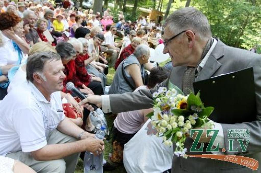Svētki, kas norit ar devīzi «Jelgavas novads stabilai nākotnei!», sestdien Elejas muižas parkā laikmetu straujajā skrējienā ievijuši seno leģendu elpu, bet svelmē sakarsušos veldzē ar grāfienes Dagmāras mīlas dzērienu.
Jau pie ieejas...