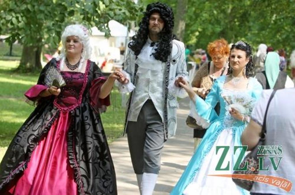 Svētki, kas norit ar devīzi «Jelgavas novads stabilai nākotnei!», sestdien Elejas muižas parkā laikmetu straujajā skrējienā ievijuši seno leģendu elpu, bet svelmē sakarsušos veldzē ar grāfienes Dagmāras mīlas dzērienu.
Jau pie ieejas...