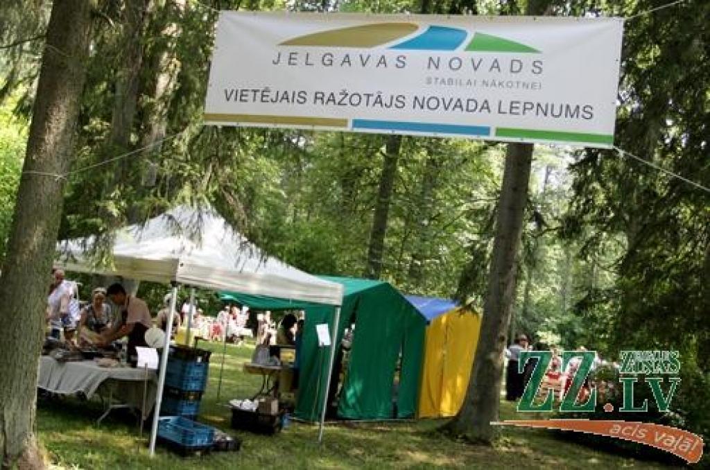 Svētki, kas norit ar devīzi «Jelgavas novads stabilai nākotnei!», sestdien Elejas muižas parkā laikmetu straujajā skrējienā ievijuši seno leģendu elpu, bet svelmē sakarsušos veldzē ar grāfienes Dagmāras mīlas dzērienu.
Jau pie ieejas...