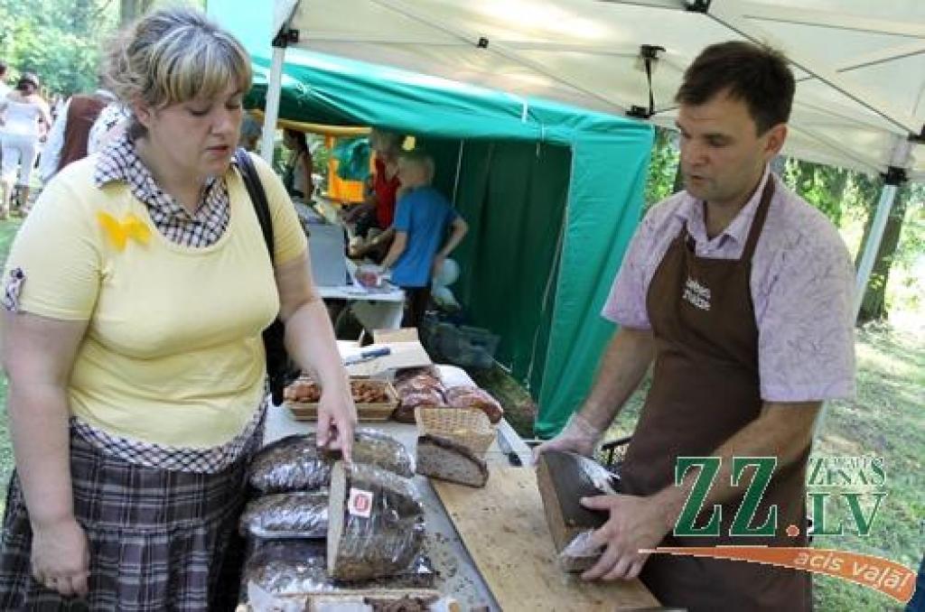 Svētki, kas norit ar devīzi «Jelgavas novads stabilai nākotnei!», sestdien Elejas muižas parkā laikmetu straujajā skrējienā ievijuši seno leģendu elpu, bet svelmē sakarsušos veldzē ar grāfienes Dagmāras mīlas dzērienu.
Jau pie ieejas...