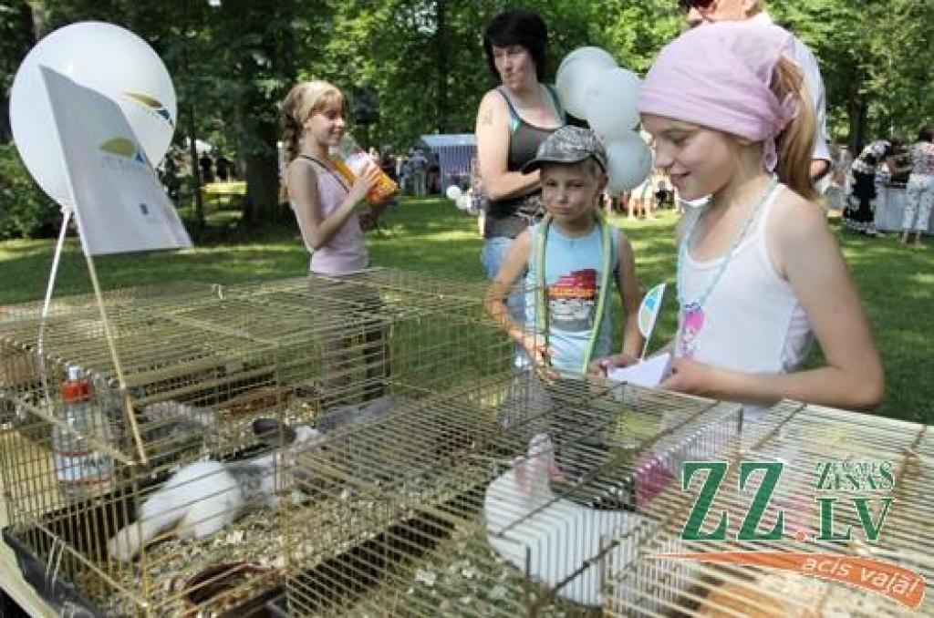 Svētki, kas norit ar devīzi «Jelgavas novads stabilai nākotnei!», sestdien Elejas muižas parkā laikmetu straujajā skrējienā ievijuši seno leģendu elpu, bet svelmē sakarsušos veldzē ar grāfienes Dagmāras mīlas dzērienu.
Jau pie ieejas...