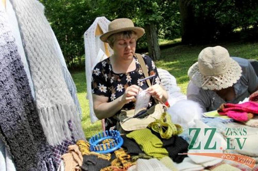 Svētki, kas norit ar devīzi «Jelgavas novads stabilai nākotnei!», sestdien Elejas muižas parkā laikmetu straujajā skrējienā ievijuši seno leģendu elpu, bet svelmē sakarsušos veldzē ar grāfienes Dagmāras mīlas dzērienu.
Jau pie ieejas...