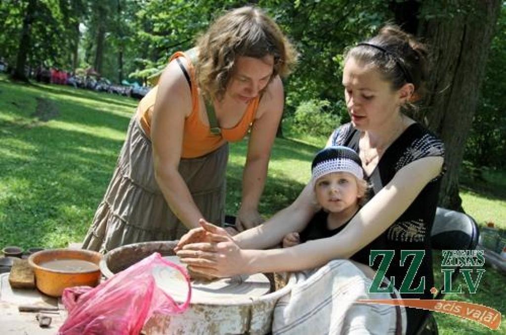 Svētki, kas norit ar devīzi «Jelgavas novads stabilai nākotnei!», sestdien Elejas muižas parkā laikmetu straujajā skrējienā ievijuši seno leģendu elpu, bet svelmē sakarsušos veldzē ar grāfienes Dagmāras mīlas dzērienu.
Jau pie ieejas...