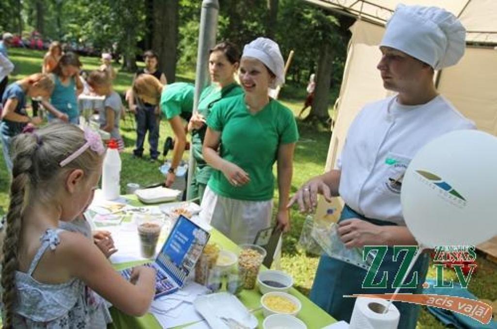 Svētki, kas norit ar devīzi «Jelgavas novads stabilai nākotnei!», sestdien Elejas muižas parkā laikmetu straujajā skrējienā ievijuši seno leģendu elpu, bet svelmē sakarsušos veldzē ar grāfienes Dagmāras mīlas dzērienu.
Jau pie ieejas...
