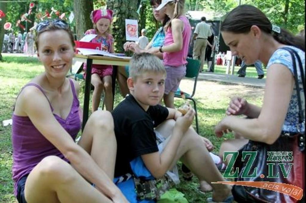 Svētki, kas norit ar devīzi «Jelgavas novads stabilai nākotnei!», sestdien Elejas muižas parkā laikmetu straujajā skrējienā ievijuši seno leģendu elpu, bet svelmē sakarsušos veldzē ar grāfienes Dagmāras mīlas dzērienu.
Jau pie ieejas...