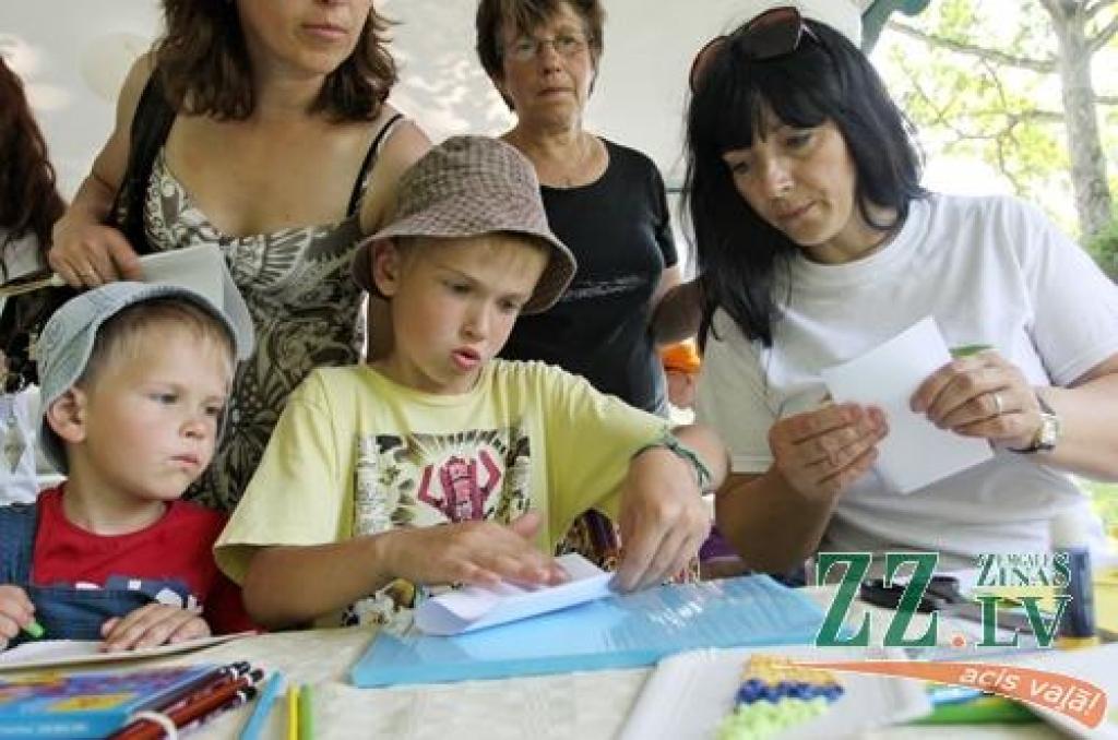 Svētki, kas norit ar devīzi «Jelgavas novads stabilai nākotnei!», sestdien Elejas muižas parkā laikmetu straujajā skrējienā ievijuši seno leģendu elpu, bet svelmē sakarsušos veldzē ar grāfienes Dagmāras mīlas dzērienu.
Jau pie ieejas...