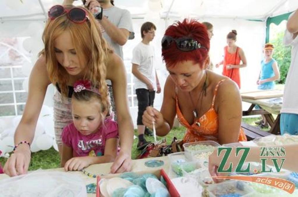 Svētki, kas norit ar devīzi «Jelgavas novads stabilai nākotnei!», sestdien Elejas muižas parkā laikmetu straujajā skrējienā ievijuši seno leģendu elpu, bet svelmē sakarsušos veldzē ar grāfienes Dagmāras mīlas dzērienu.
Jau pie ieejas...
