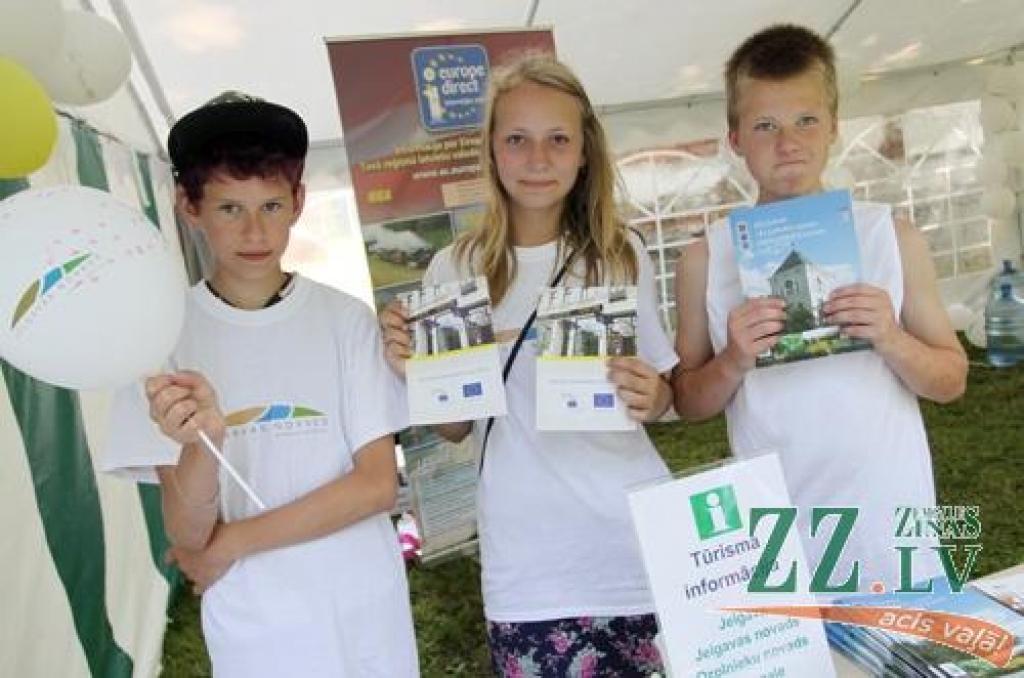 Svētki, kas norit ar devīzi «Jelgavas novads stabilai nākotnei!», sestdien Elejas muižas parkā laikmetu straujajā skrējienā ievijuši seno leģendu elpu, bet svelmē sakarsušos veldzē ar grāfienes Dagmāras mīlas dzērienu.
Jau pie ieejas...