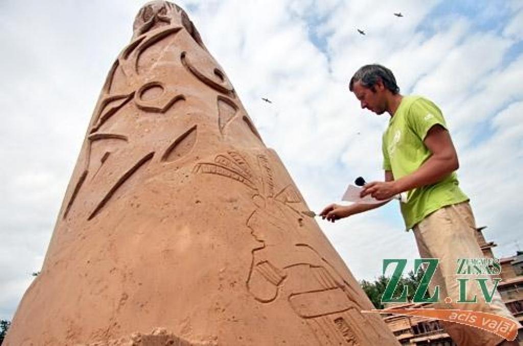 Kaut sestā Starptautiskā Jelgavas smilšu skulptūru festivāla «Summer signs» («Vasaras zīmes») konkursa darbu veidošana sāksies tikai 8. jūlijā, Uzvaras parkā jau valda rosība – top festivāla centrālā skulptūra, kuru veido tēlnieki Krists...