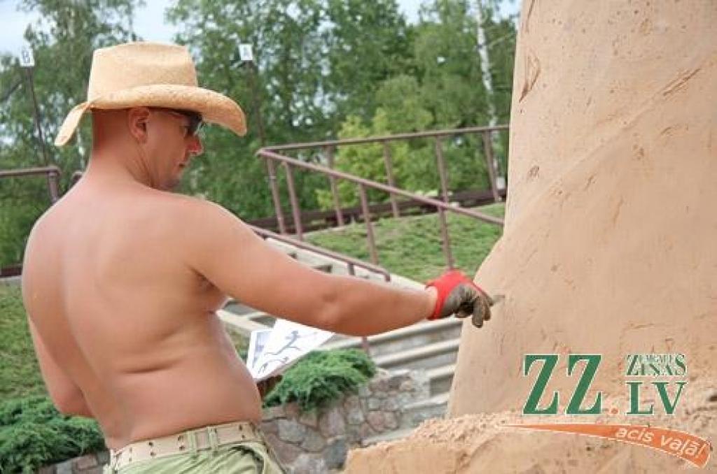Kaut sestā Starptautiskā Jelgavas smilšu skulptūru festivāla «Summer signs» («Vasaras zīmes») konkursa darbu veidošana sāksies tikai 8. jūlijā, Uzvaras parkā jau valda rosība – top festivāla centrālā skulptūra, kuru veido tēlnieki Krists...
