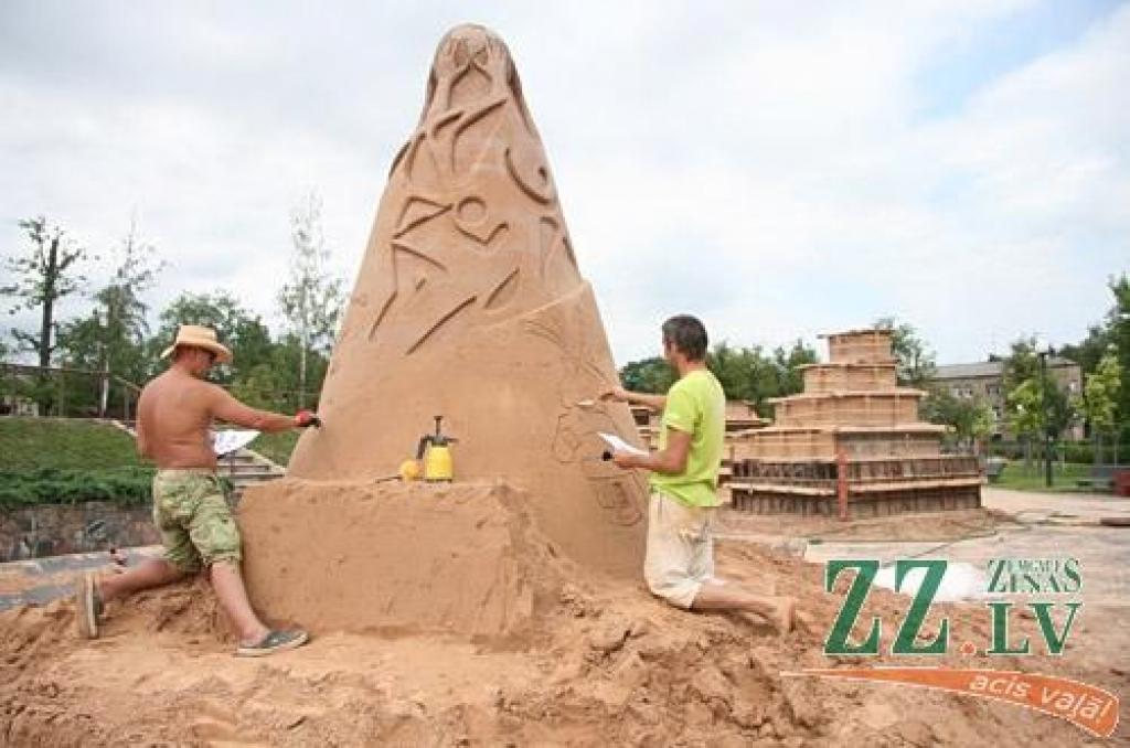 Kaut sestā Starptautiskā Jelgavas smilšu skulptūru festivāla «Summer signs» («Vasaras zīmes») konkursa darbu veidošana sāksies tikai 8. jūlijā, Uzvaras parkā jau valda rosība – top festivāla centrālā skulptūra, kuru veido tēlnieki Krists...