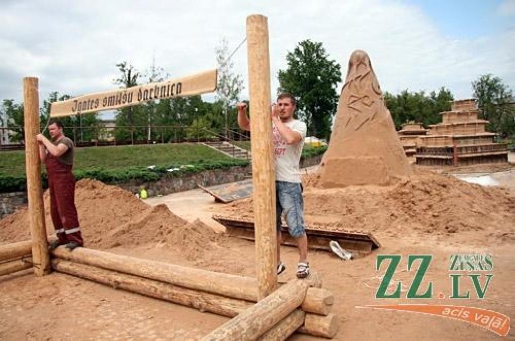 Kaut sestā Starptautiskā Jelgavas smilšu skulptūru festivāla «Summer signs» («Vasaras zīmes») konkursa darbu veidošana sāksies tikai 8. jūlijā, Uzvaras parkā jau valda rosība – top festivāla centrālā skulptūra, kuru veido tēlnieki Krists...