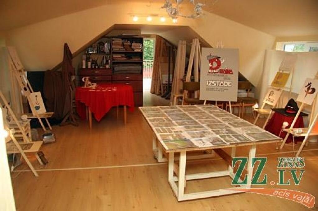 Mākslas studijas «Mansards» telpās Jāņa ielā 1a (pagalmā pie Ādolfa Alunāna parka) durvis vērusi dizaina meistardarbnīcas darbu izstāde. Raita Junkera un Kristīnas Landauas-Junkeres audzēkņu darbi šonedēļ (līdz 1.septembrim ieskaitot) būs...