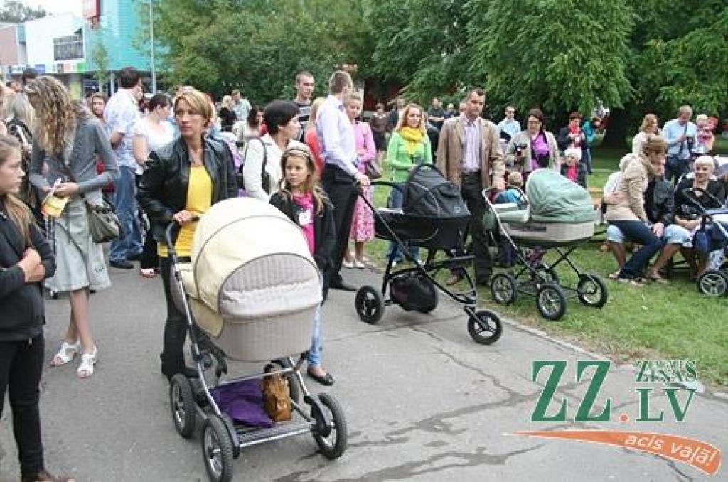 X Piena, maizes un medus svētkos, kas augusta pēdējā sestdienā notika Raiņa parkā, pilsētas Domes priekšsēdētāja Andra Rāviņa dāvātās karotītes saņēma 120 jaunie jelgavnieki, kuri dzimuši laikā no 2012. gada jūnija. Vienlaikus viņiem...