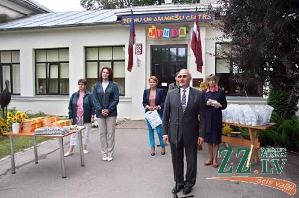 X Piena, maizes un medus svētkos, kas augusta pēdējā sestdienā notika Raiņa parkā, pilsētas Domes priekšsēdētāja Andra Rāviņa dāvātās karotītes saņēma 120 jaunie jelgavnieki, kuri dzimuši laikā no 2012. gada jūnija. Vienlaikus viņiem...