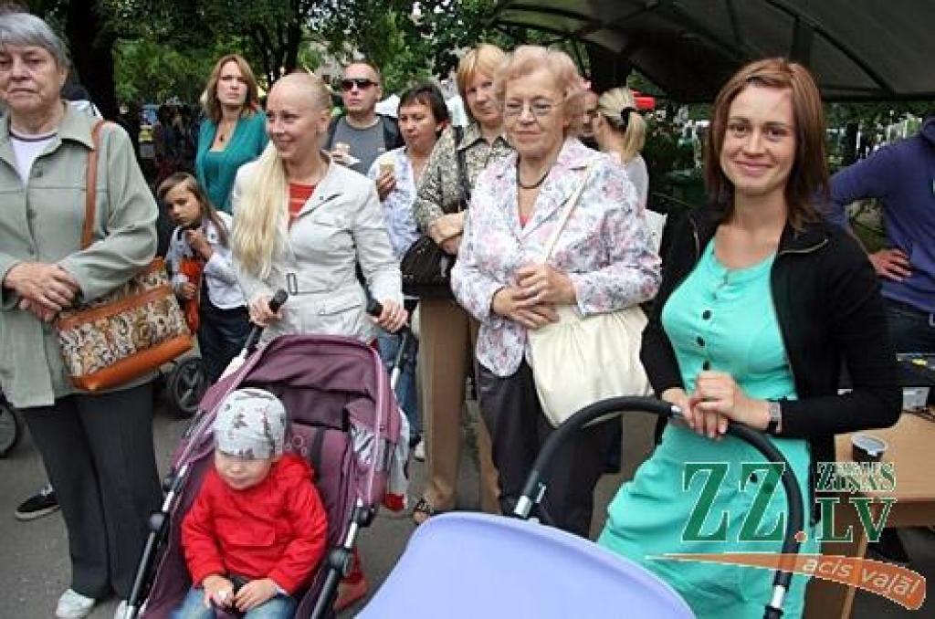 X Piena, maizes un medus svētkos, kas augusta pēdējā sestdienā notika Raiņa parkā, pilsētas Domes priekšsēdētāja Andra Rāviņa dāvātās karotītes saņēma 120 jaunie jelgavnieki, kuri dzimuši laikā no 2012. gada jūnija. Vienlaikus viņiem...