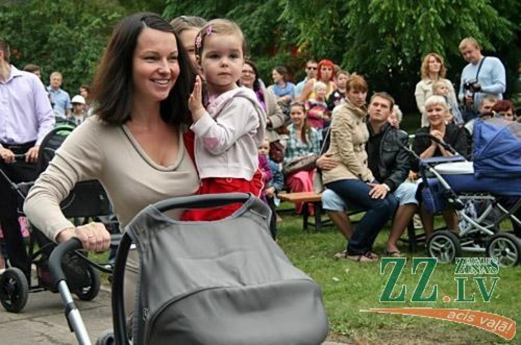 X Piena, maizes un medus svētkos, kas augusta pēdējā sestdienā notika Raiņa parkā, pilsētas Domes priekšsēdētāja Andra Rāviņa dāvātās karotītes saņēma 120 jaunie jelgavnieki, kuri dzimuši laikā no 2012. gada jūnija. Vienlaikus viņiem...