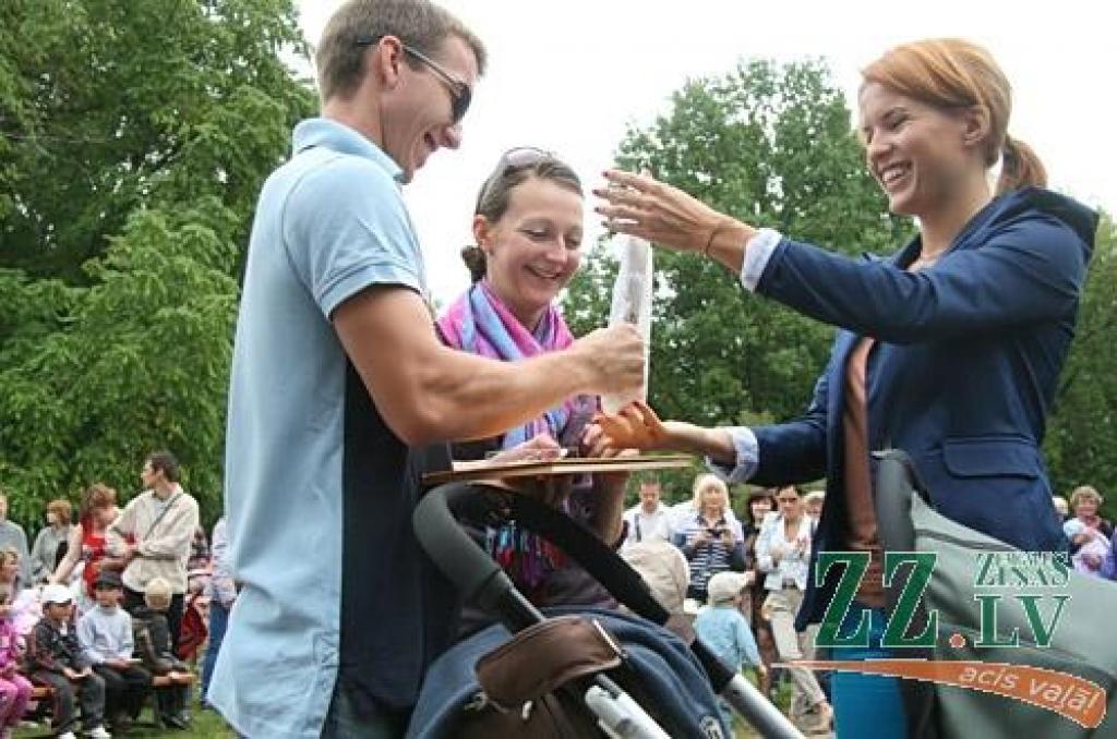 X Piena, maizes un medus svētkos, kas augusta pēdējā sestdienā notika Raiņa parkā, pilsētas Domes priekšsēdētāja Andra Rāviņa dāvātās karotītes saņēma 120 jaunie jelgavnieki, kuri dzimuši laikā no 2012. gada jūnija. Vienlaikus viņiem...