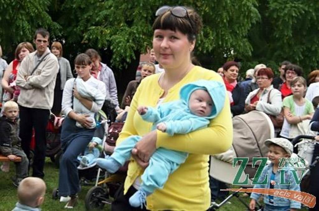X Piena, maizes un medus svētkos, kas augusta pēdējā sestdienā notika Raiņa parkā, pilsētas Domes priekšsēdētāja Andra Rāviņa dāvātās karotītes saņēma 120 jaunie jelgavnieki, kuri dzimuši laikā no 2012. gada jūnija. Vienlaikus viņiem...