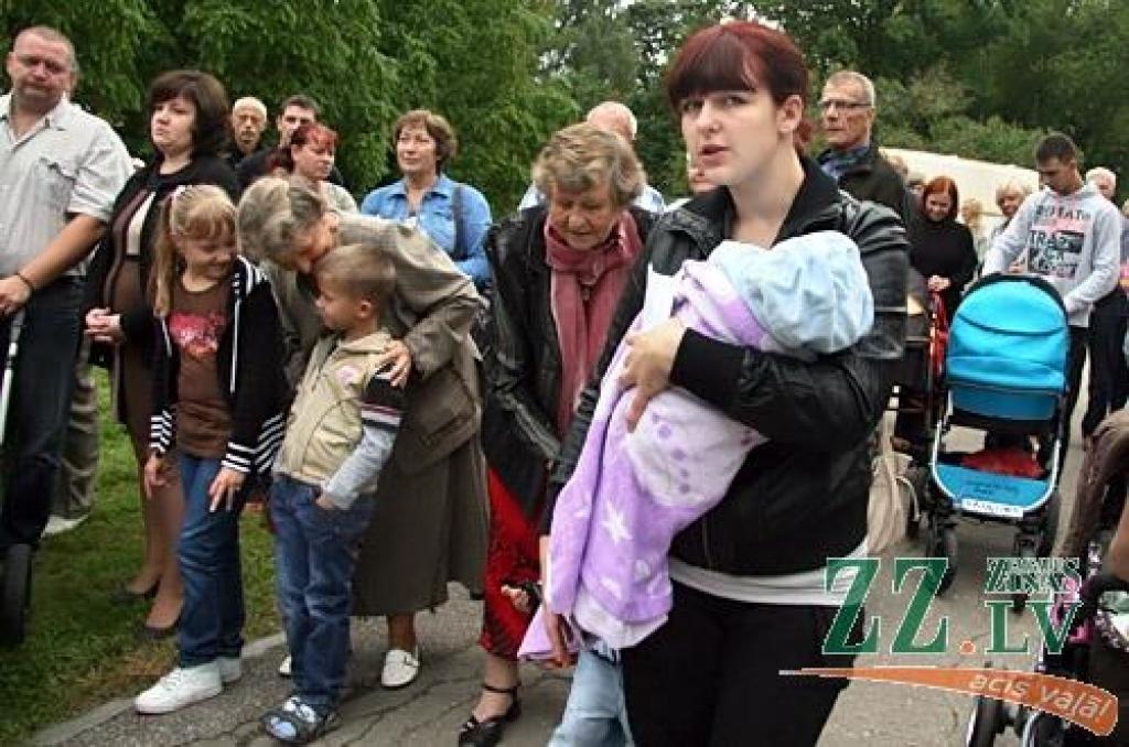 X Piena, maizes un medus svētkos, kas augusta pēdējā sestdienā notika Raiņa parkā, pilsētas Domes priekšsēdētāja Andra Rāviņa dāvātās karotītes saņēma 120 jaunie jelgavnieki, kuri dzimuši laikā no 2012. gada jūnija. Vienlaikus viņiem...