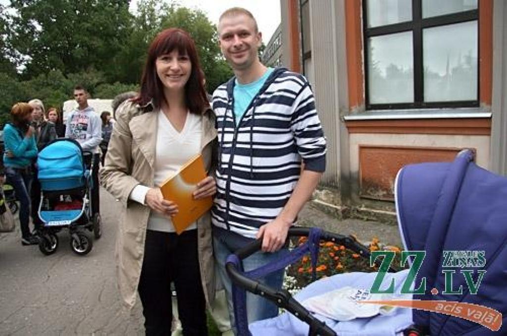 X Piena, maizes un medus svētkos, kas augusta pēdējā sestdienā notika Raiņa parkā, pilsētas Domes priekšsēdētāja Andra Rāviņa dāvātās karotītes saņēma 120 jaunie jelgavnieki, kuri dzimuši laikā no 2012. gada jūnija. Vienlaikus viņiem...