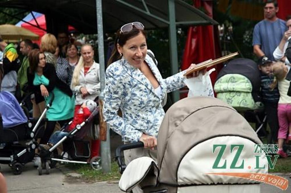 X Piena, maizes un medus svētkos, kas augusta pēdējā sestdienā notika Raiņa parkā, pilsētas Domes priekšsēdētāja Andra Rāviņa dāvātās karotītes saņēma 120 jaunie jelgavnieki, kuri dzimuši laikā no 2012. gada jūnija. Vienlaikus viņiem...