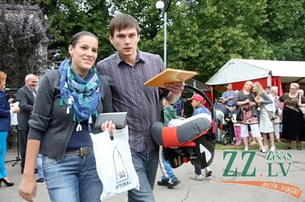 X Piena, maizes un medus svētkos, kas augusta pēdējā sestdienā notika Raiņa parkā, pilsētas Domes priekšsēdētāja Andra Rāviņa dāvātās karotītes saņēma 120 jaunie jelgavnieki, kuri dzimuši laikā no 2012. gada jūnija. Vienlaikus viņiem...