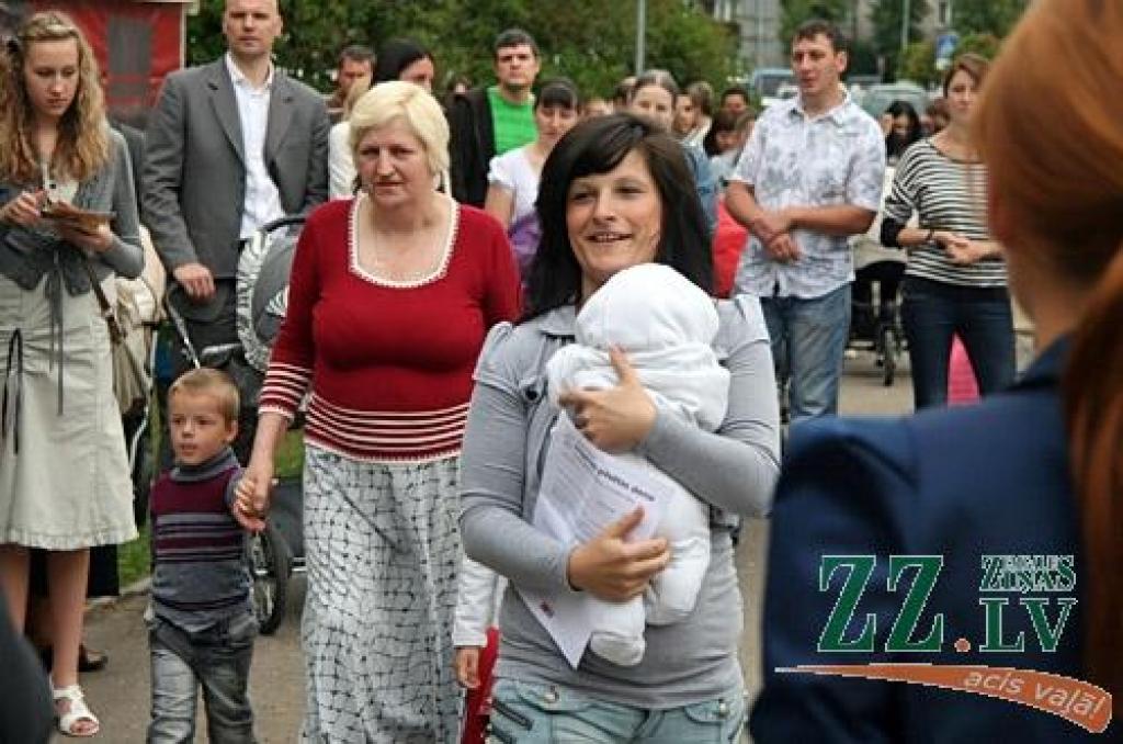 X Piena, maizes un medus svētkos, kas augusta pēdējā sestdienā notika Raiņa parkā, pilsētas Domes priekšsēdētāja Andra Rāviņa dāvātās karotītes saņēma 120 jaunie jelgavnieki, kuri dzimuši laikā no 2012. gada jūnija. Vienlaikus viņiem...