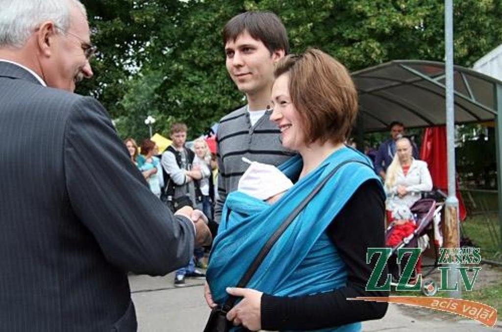 X Piena, maizes un medus svētkos, kas augusta pēdējā sestdienā notika Raiņa parkā, pilsētas Domes priekšsēdētāja Andra Rāviņa dāvātās karotītes saņēma 120 jaunie jelgavnieki, kuri dzimuši laikā no 2012. gada jūnija. Vienlaikus viņiem...
