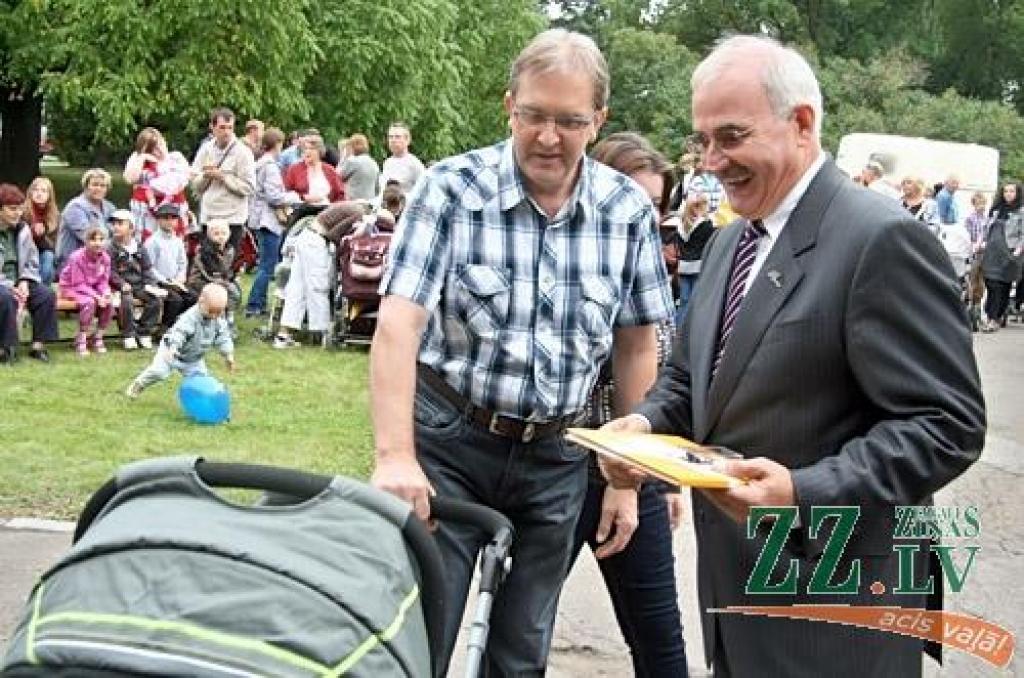 X Piena, maizes un medus svētkos, kas augusta pēdējā sestdienā notika Raiņa parkā, pilsētas Domes priekšsēdētāja Andra Rāviņa dāvātās karotītes saņēma 120 jaunie jelgavnieki, kuri dzimuši laikā no 2012. gada jūnija. Vienlaikus viņiem...