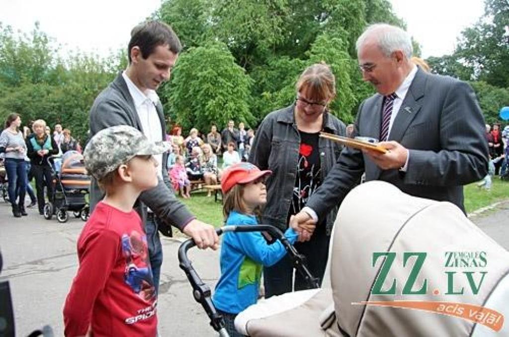 X Piena, maizes un medus svētkos, kas augusta pēdējā sestdienā notika Raiņa parkā, pilsētas Domes priekšsēdētāja Andra Rāviņa dāvātās karotītes saņēma 120 jaunie jelgavnieki, kuri dzimuši laikā no 2012. gada jūnija. Vienlaikus viņiem...