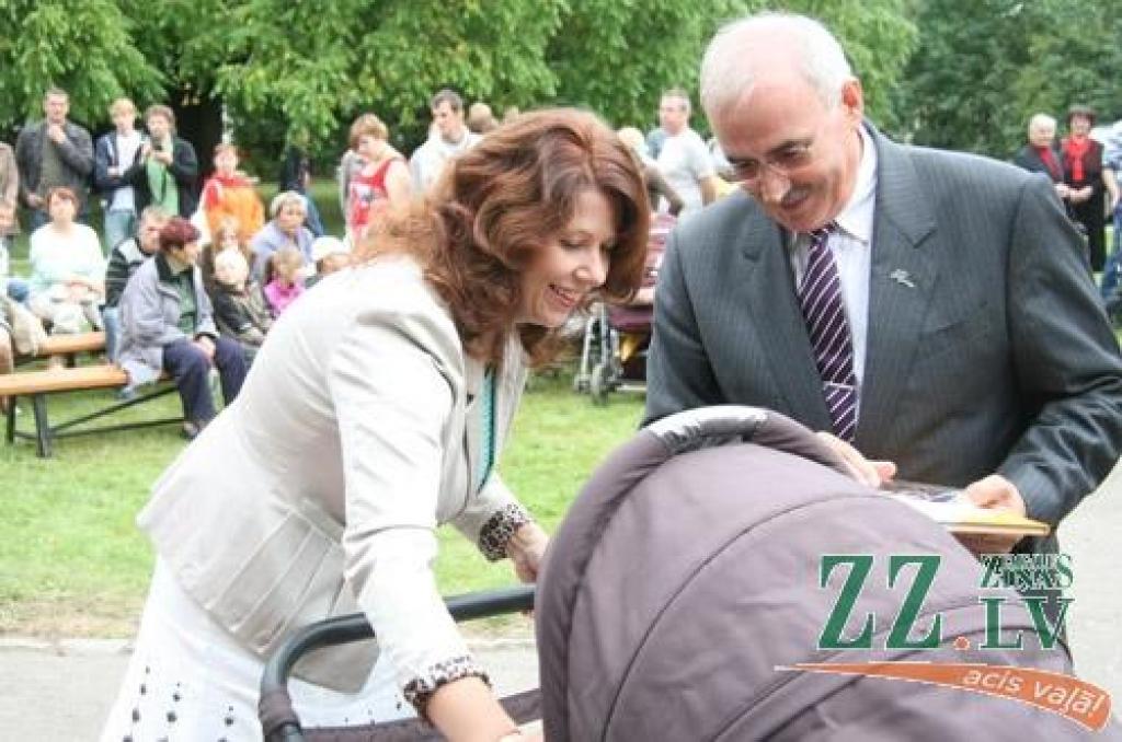 X Piena, maizes un medus svētkos, kas augusta pēdējā sestdienā notika Raiņa parkā, pilsētas Domes priekšsēdētāja Andra Rāviņa dāvātās karotītes saņēma 120 jaunie jelgavnieki, kuri dzimuši laikā no 2012. gada jūnija. Vienlaikus viņiem...