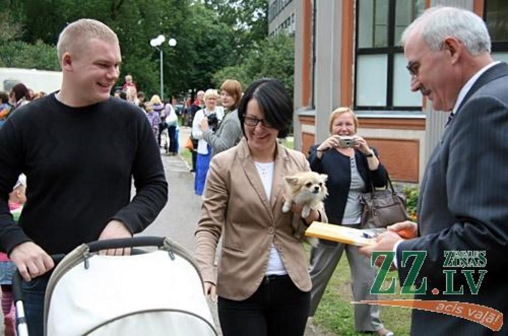 X Piena, maizes un medus svētkos, kas augusta pēdējā sestdienā notika Raiņa parkā, pilsētas Domes priekšsēdētāja Andra Rāviņa dāvātās karotītes saņēma 120 jaunie jelgavnieki, kuri dzimuši laikā no 2012. gada jūnija. Vienlaikus viņiem...