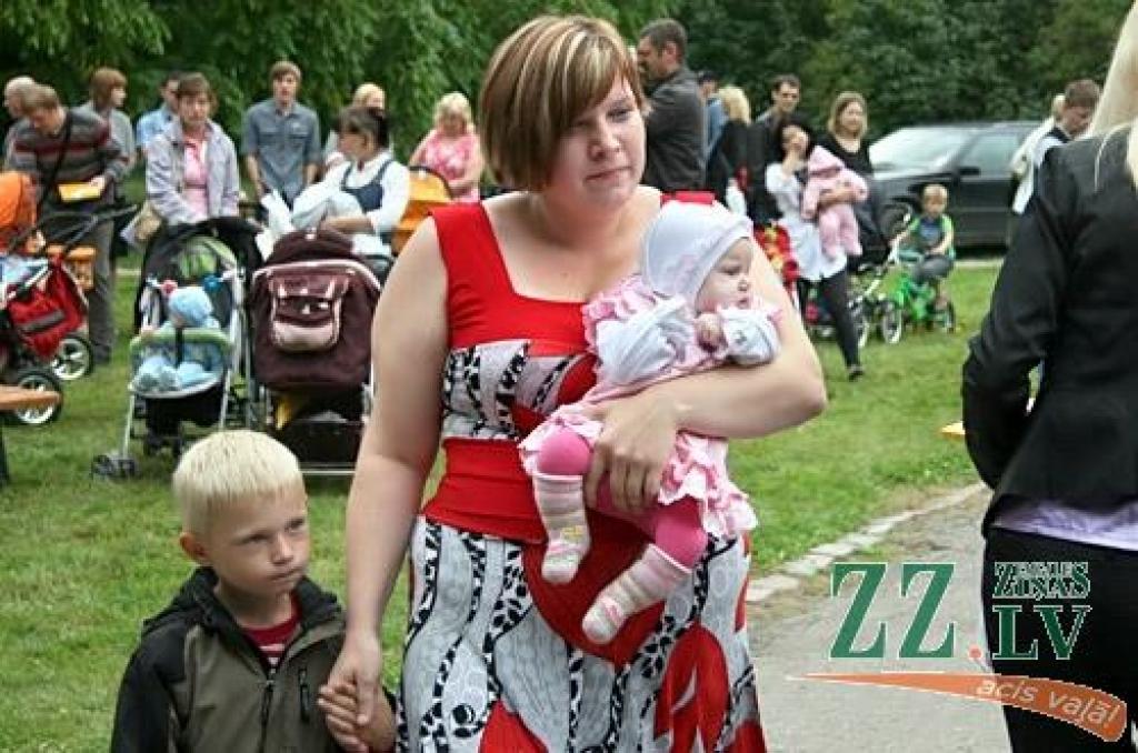 X Piena, maizes un medus svētkos, kas augusta pēdējā sestdienā notika Raiņa parkā, pilsētas Domes priekšsēdētāja Andra Rāviņa dāvātās karotītes saņēma 120 jaunie jelgavnieki, kuri dzimuši laikā no 2012. gada jūnija. Vienlaikus viņiem...