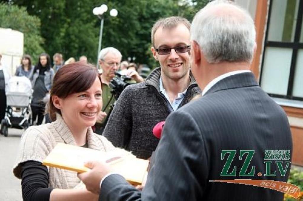 X Piena, maizes un medus svētkos, kas augusta pēdējā sestdienā notika Raiņa parkā, pilsētas Domes priekšsēdētāja Andra Rāviņa dāvātās karotītes saņēma 120 jaunie jelgavnieki, kuri dzimuši laikā no 2012. gada jūnija. Vienlaikus viņiem...
