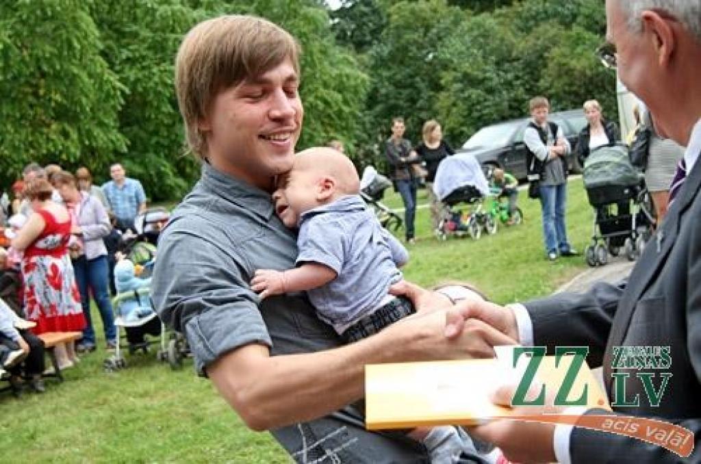 X Piena, maizes un medus svētkos, kas augusta pēdējā sestdienā notika Raiņa parkā, pilsētas Domes priekšsēdētāja Andra Rāviņa dāvātās karotītes saņēma 120 jaunie jelgavnieki, kuri dzimuši laikā no 2012. gada jūnija. Vienlaikus viņiem...