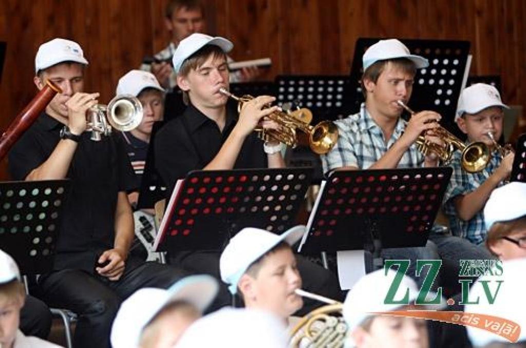 Koncertā tika rādīts piecās dienās apgūtais daudzveidīgais repertuārs – no klasikas līdz džezam. Uzstājās solisti Jānis Ēriks Grūtups, Jānis Tolēns, Guntis Majevskis (kopā ar savu pedagogu Aigaru Čudaru) un Reinis Zariņš, bet vislielāko...