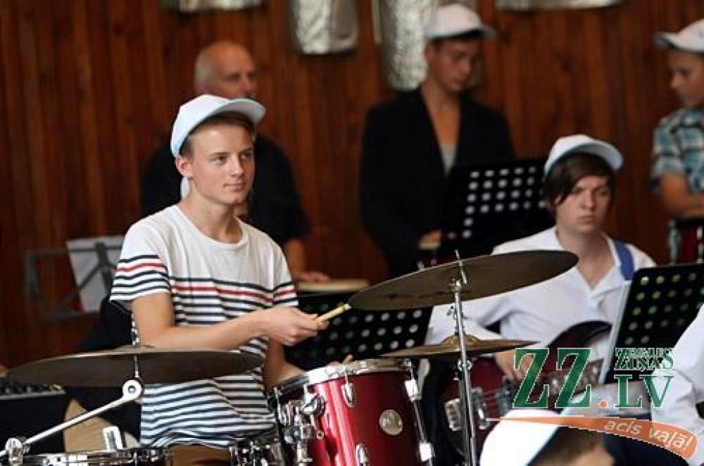 Koncertā tika rādīts piecās dienās apgūtais daudzveidīgais repertuārs – no klasikas līdz džezam. Uzstājās solisti Jānis Ēriks Grūtups, Jānis Tolēns, Guntis Majevskis (kopā ar savu pedagogu Aigaru Čudaru) un Reinis Zariņš, bet vislielāko...