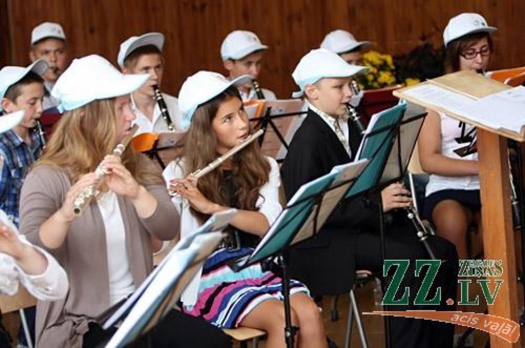Koncertā tika rādīts piecās dienās apgūtais daudzveidīgais repertuārs – no klasikas līdz džezam. Uzstājās solisti Jānis Ēriks Grūtups, Jānis Tolēns, Guntis Majevskis (kopā ar savu pedagogu Aigaru Čudaru) un Reinis Zariņš, bet vislielāko...