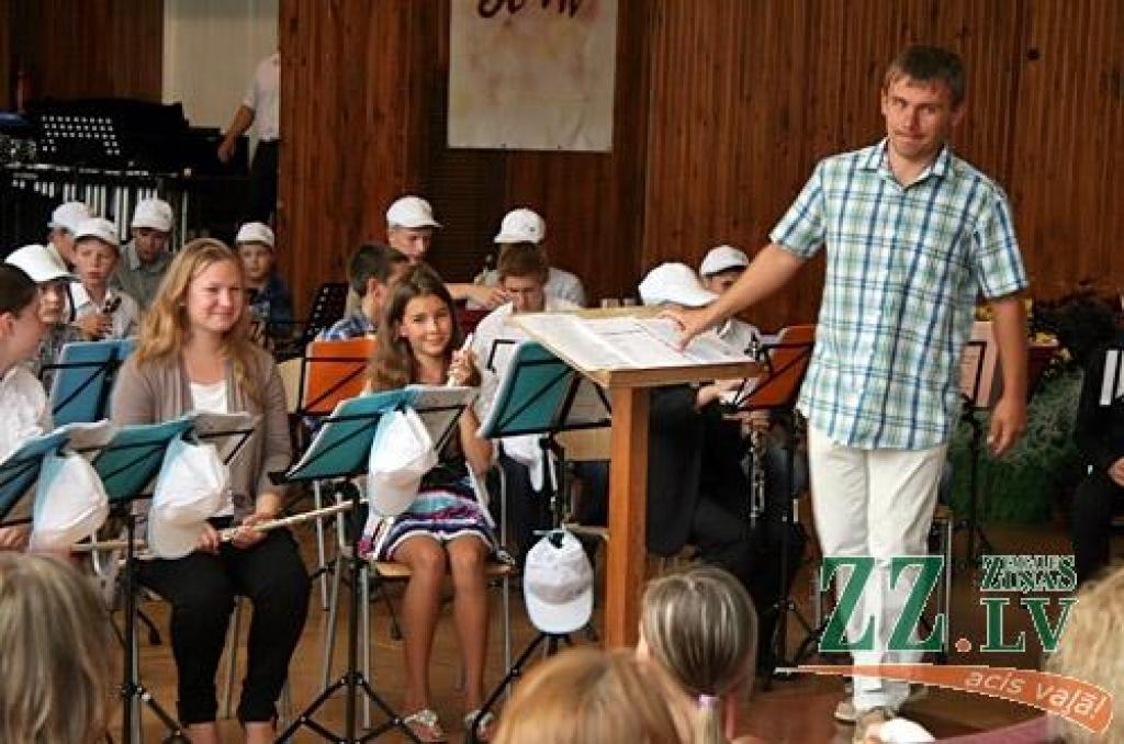 Koncertā tika rādīts piecās dienās apgūtais daudzveidīgais repertuārs – no klasikas līdz džezam. Uzstājās solisti Jānis Ēriks Grūtups, Jānis Tolēns, Guntis Majevskis (kopā ar savu pedagogu Aigaru Čudaru) un Reinis Zariņš, bet vislielāko...