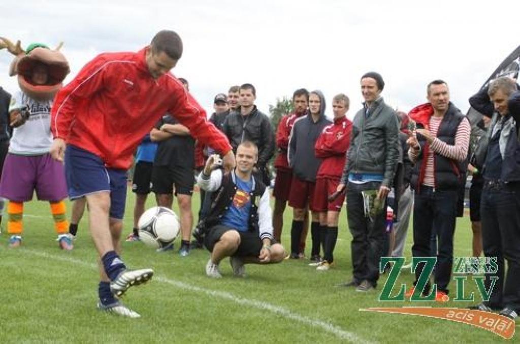 Ar idejas autoru – grupas «Prāta vētras» puišu – līdzdalību 11.augustā Zemgales olimpiskajā centrā notika amatieru futbola sacensību «Mītava Open 2012» fināls. Lai arī šoreiz labāko vidū nebija Jelgavas komandu, prieka skatītājiem netrūka,...