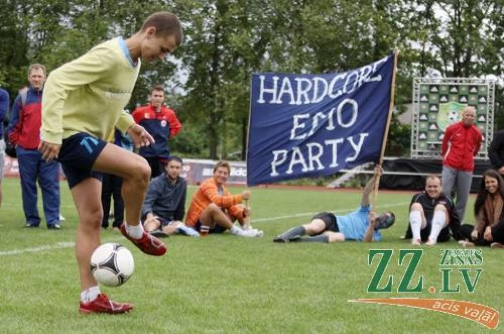 Ar idejas autoru – grupas «Prāta vētras» puišu – līdzdalību 11.augustā Zemgales olimpiskajā centrā notika amatieru futbola sacensību «Mītava Open 2012» fināls. Lai arī šoreiz labāko vidū nebija Jelgavas komandu, prieka skatītājiem netrūka,...