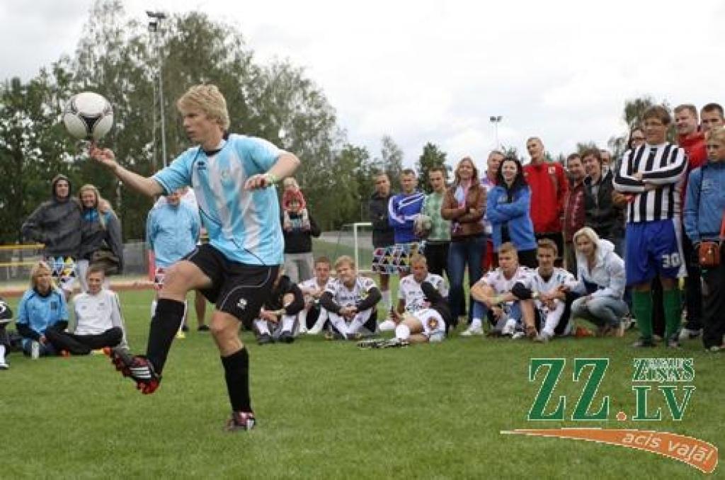 Ar idejas autoru – grupas «Prāta vētras» puišu – līdzdalību 11.augustā Zemgales olimpiskajā centrā notika amatieru futbola sacensību «Mītava Open 2012» fināls. Lai arī šoreiz labāko vidū nebija Jelgavas komandu, prieka skatītājiem netrūka,...