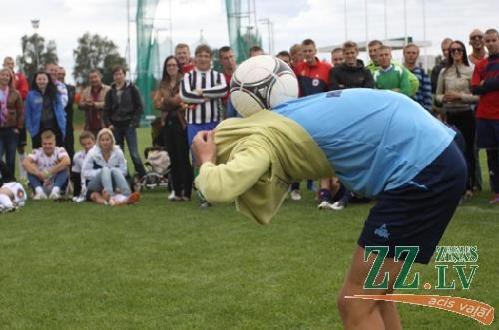Ar idejas autoru – grupas «Prāta vētras» puišu – līdzdalību 11.augustā Zemgales olimpiskajā centrā notika amatieru futbola sacensību «Mītava Open 2012» fināls. Lai arī šoreiz labāko vidū nebija Jelgavas komandu, prieka skatītājiem netrūka,...