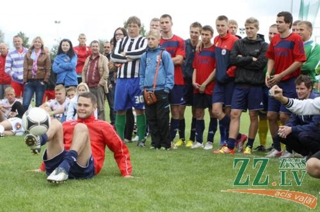 Ar idejas autoru – grupas «Prāta vētras» puišu – līdzdalību 11.augustā Zemgales olimpiskajā centrā notika amatieru futbola sacensību «Mītava Open 2012» fināls. Lai arī šoreiz labāko vidū nebija Jelgavas komandu, prieka skatītājiem netrūka,...