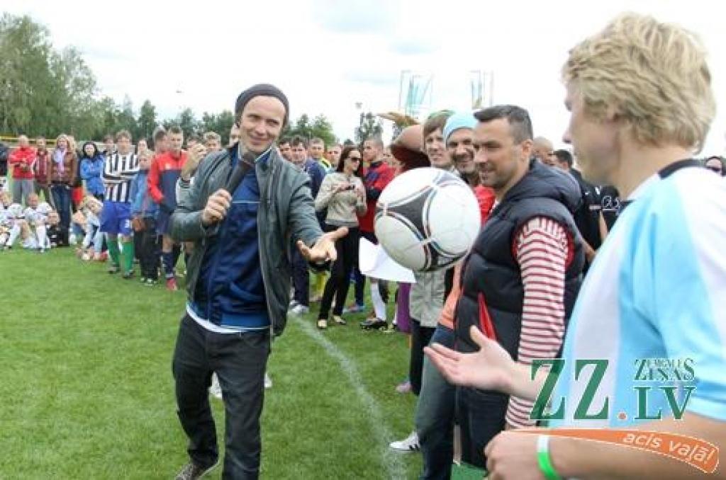 Ar idejas autoru – grupas «Prāta vētras» puišu – līdzdalību 11.augustā Zemgales olimpiskajā centrā notika amatieru futbola sacensību «Mītava Open 2012» fināls. Lai arī šoreiz labāko vidū nebija Jelgavas komandu, prieka skatītājiem netrūka,...